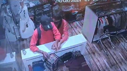 The miscreants arrived to rob, the woman took out the slippers and ran