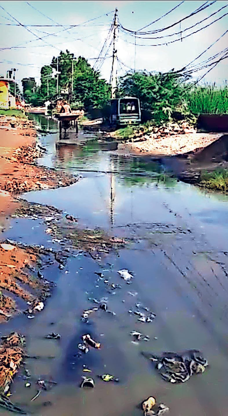 People are facing problems due to dirty water on the road, despite complaints not being heard, the outbreak of mosquitoes increased