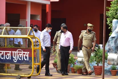 Prayagraj News : बाघंबरी गद्दी मठ में छानबीन करने पहुंची सीबीआई टीम।