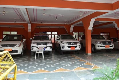 Prayagraj News : मठ बाघंबरी गद्दी में खड़े महंत नरेंद्र गिरि के लक्जरी वाहन।