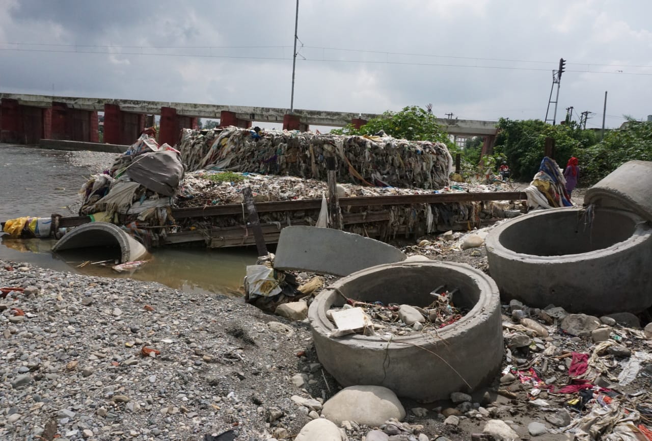 world rivers day 2021: Uttarakhand rivers carrying millions tons of garbage, crisis on existence of