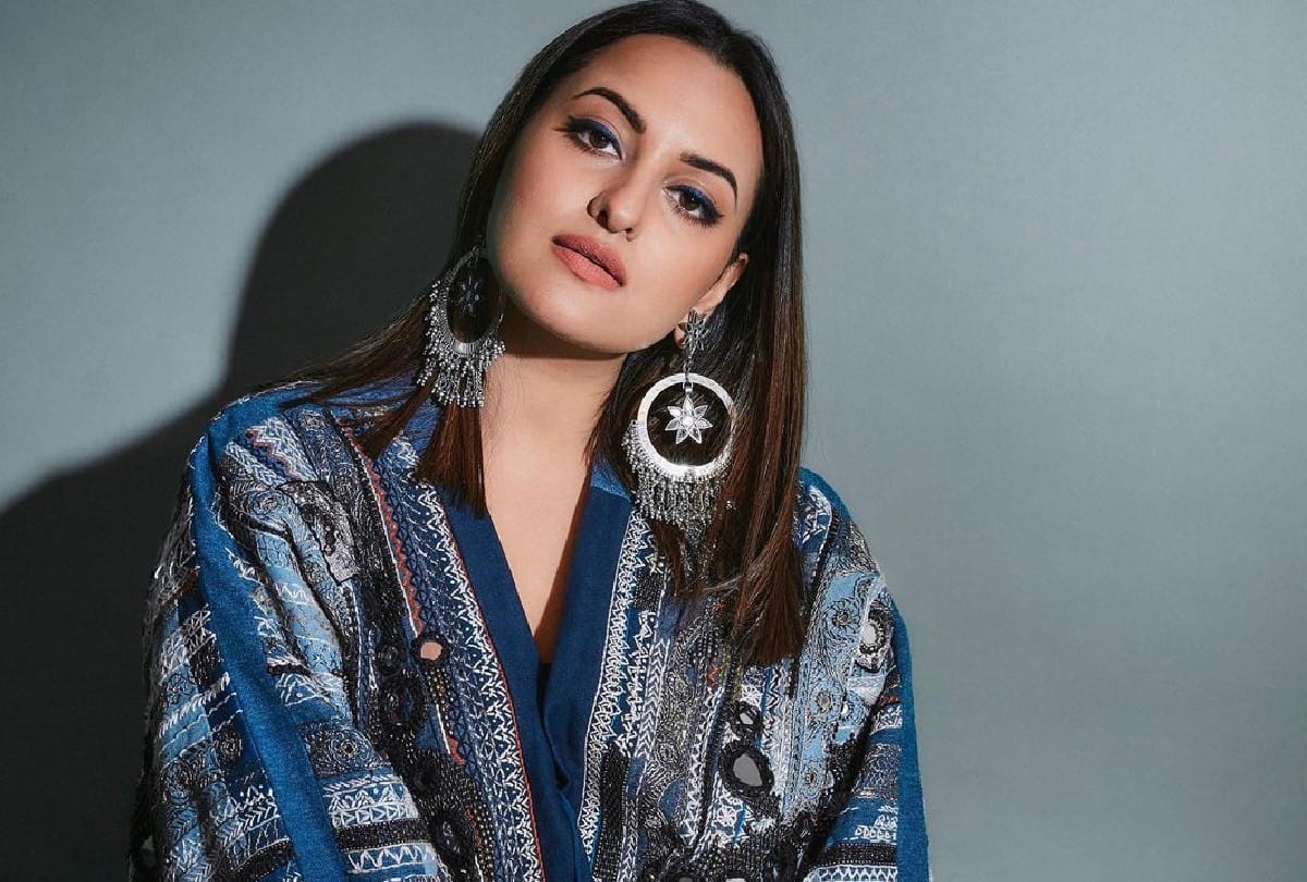 Sonakshi Sinha Blue Dress Retro Classic Look Stunning Check Out Pics