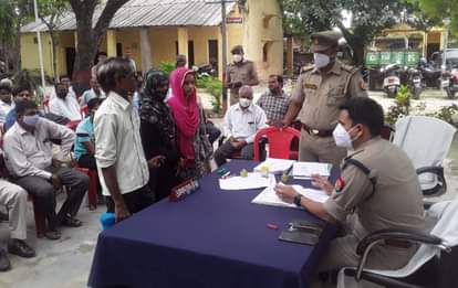 थाना मऊदरवाजा में समस्याएं सुनते एसपी अशोक कुमार मीणा। संवाद