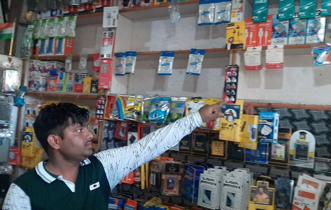 theft incident in mobile shop