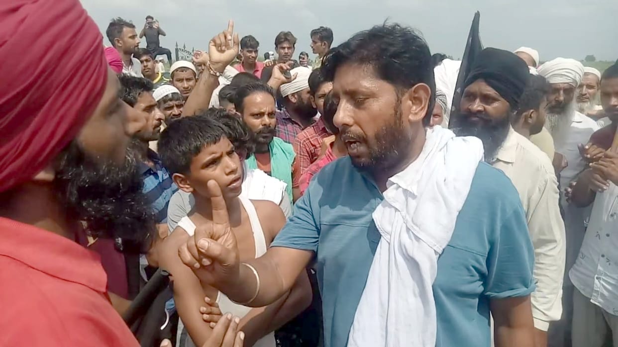 Banner-posters torn, protest for four hours