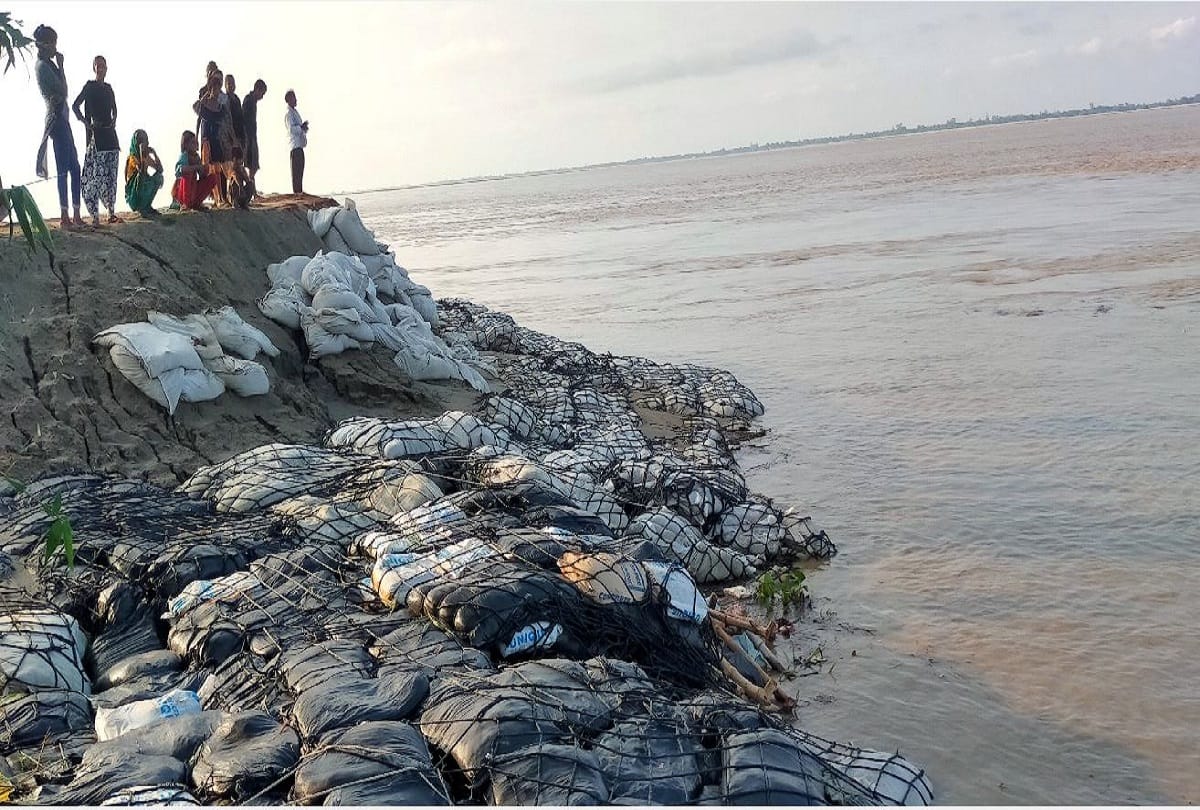 major Accident averted in Azamgarh Boat capsized in Ghaghra river flood 12 school children were rescued