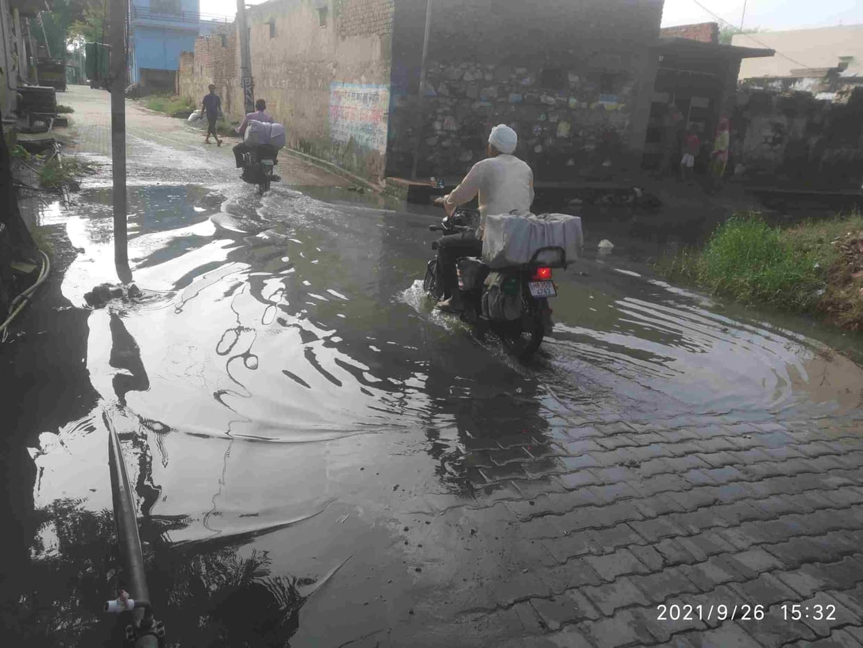 Villagers upset due to non-drainage of water coming out of houses in Khampura