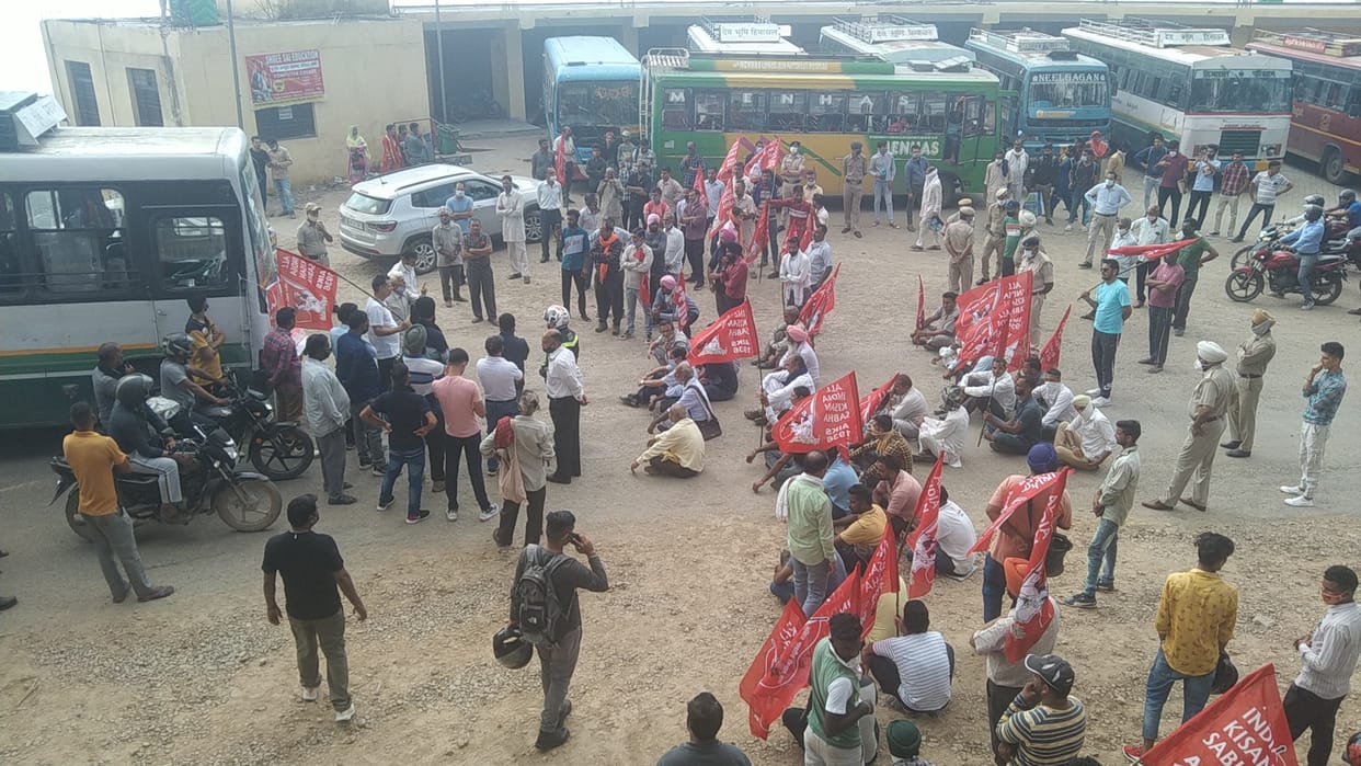 Farmer organizations did one and a half hour drive in Swarghat, The wheels of the trucks of three cement factories stopped due to farmer demonstration, All routes of government buses going to Chandigarh, Amritsar and Ludhiana remained closed