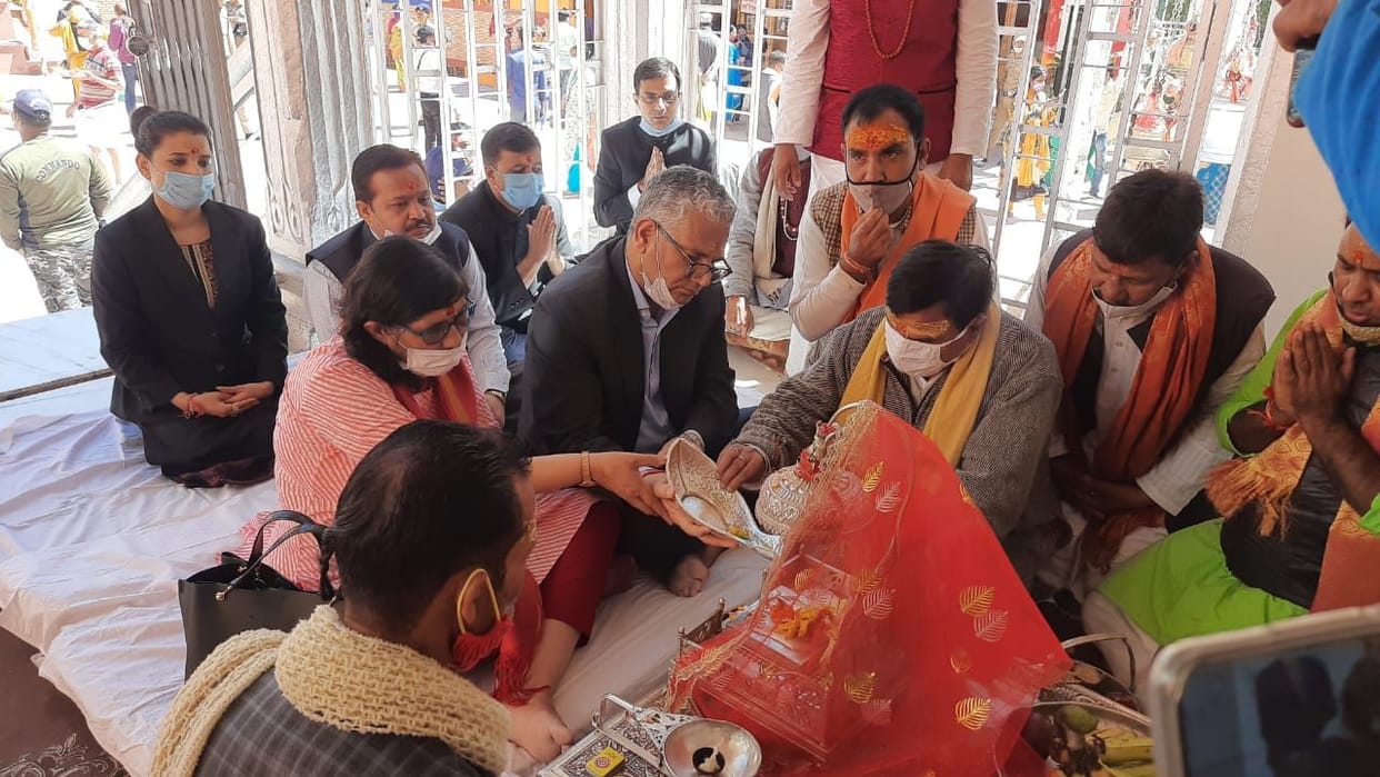 Justice Manoj Tiwari visited mother Ganga with family