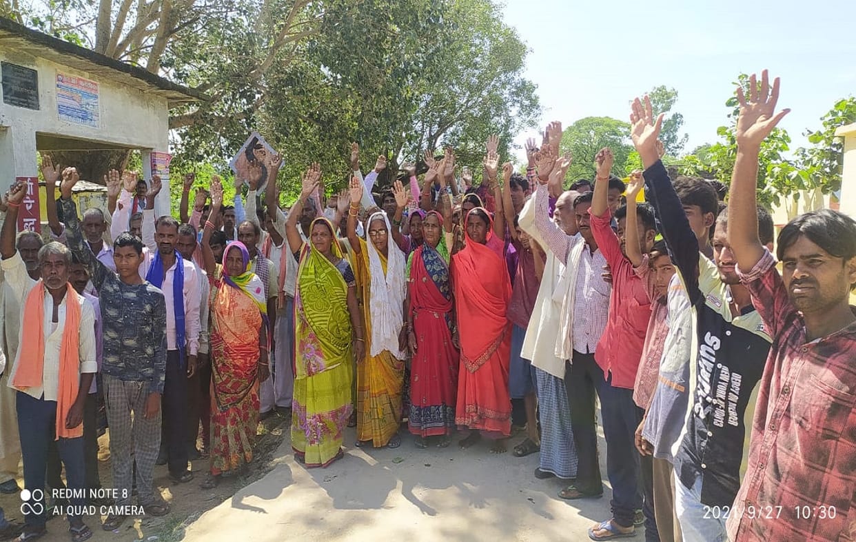 Kotedar not give ration even after getting thumb on pos machine in sonebhadra angry villagers protest and road jam