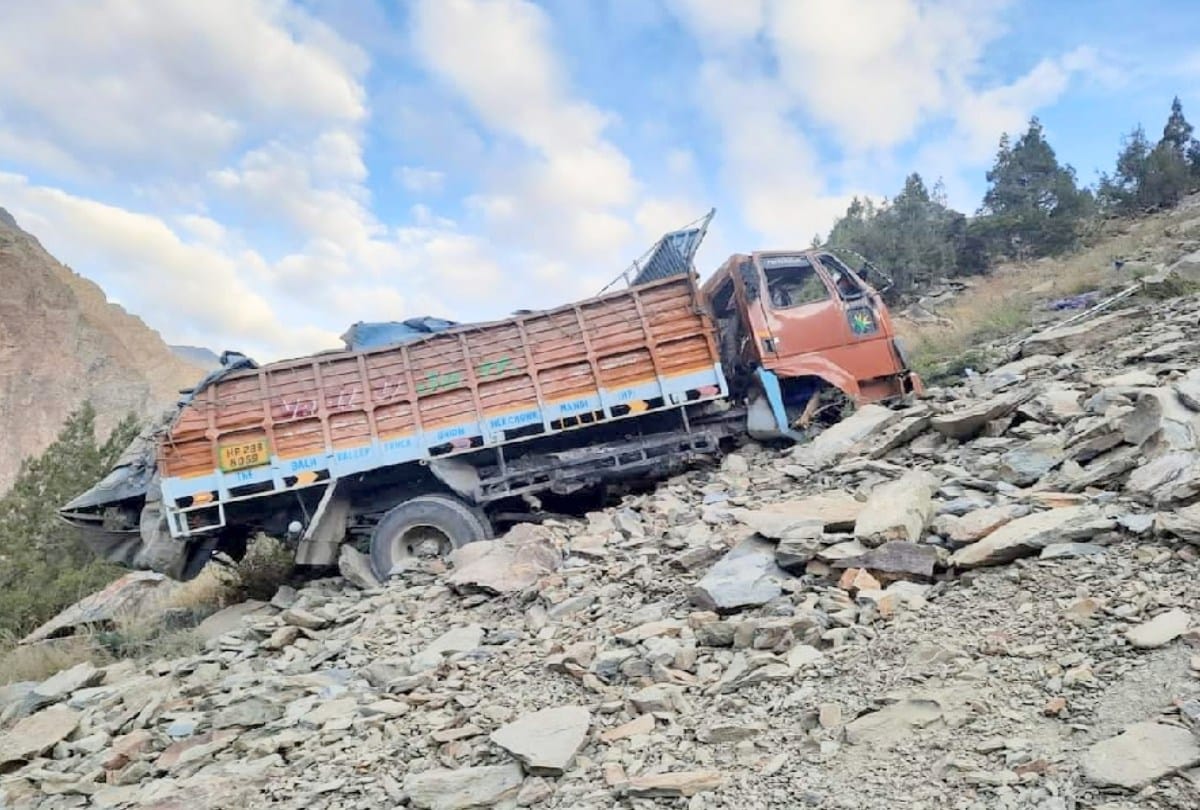 Truck accident in the darcha of Manali-Leh road, driver and conductor died