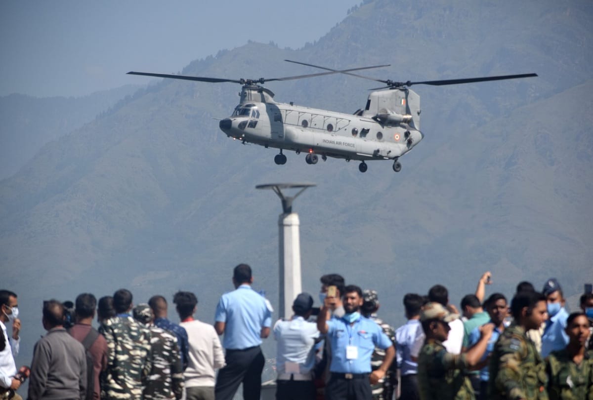 air show was organized on bank of Dal Lake in Srinagar as part of Azadi ka Amrit Mahotsav
