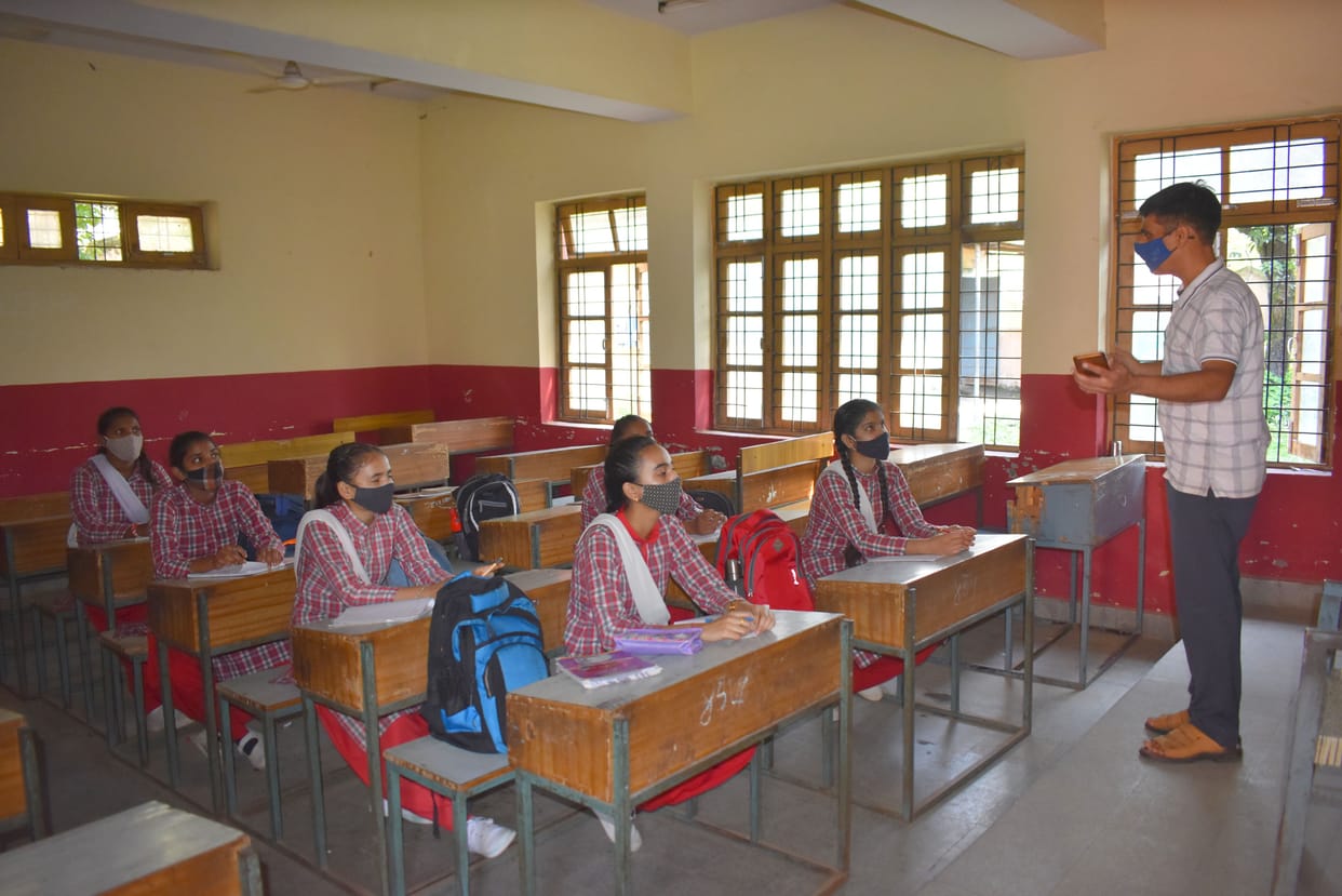 Schools returned to school, children were welcomed with flowers, Schools got admission after sanitization, children sitting in social distancing in classrooms, 65 percent children of 10th and 12th reached school
