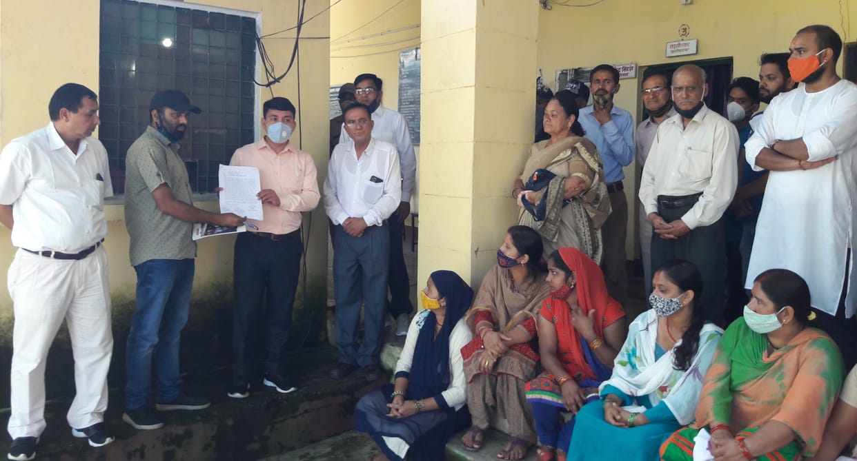 Demonstration in Tehsil to get rid of monkeys