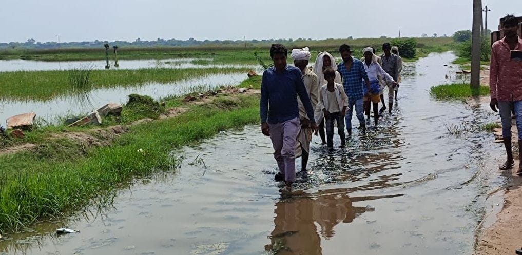 Flood like situation due to heavy rains in Mathepur village, people upset