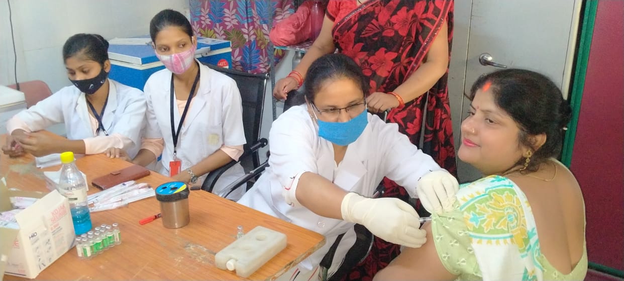 Sonbhadra: Crowd gathered to get vaccine in mega camp, 40 thousand people got vaccinated at 310 centers