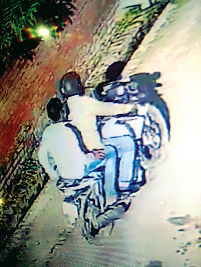 Goons looted chain from female teacher