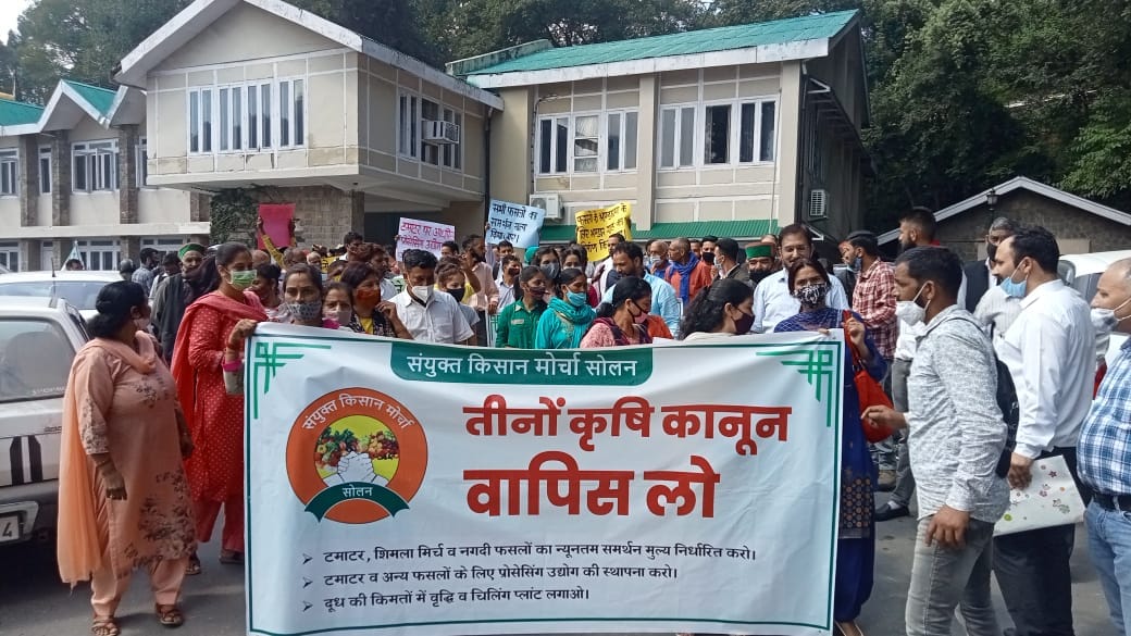 Farmers unions leaders statges prtoest and rallies against farm laws bazaars in Solan city remain open closed in BBN and Nalagarh