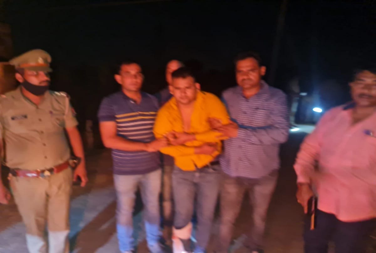 Encounter between police and miscreants two arrested for being shot in leg one policeman also injured