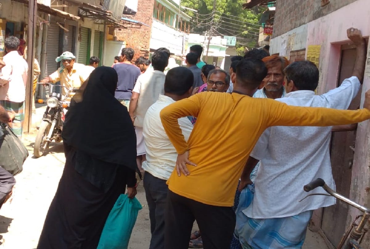 shopkeeper commited suicide by hanging himself in varanasi due to Financial crisis his money was exhausted during  lockdown
