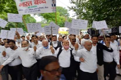 भारत बंद के समर्थन में मार्च निकालते अधिवक्ता