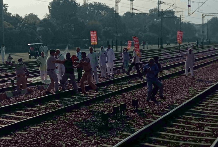 Driver used emergency break when farmers reached on railway track in Sonipat