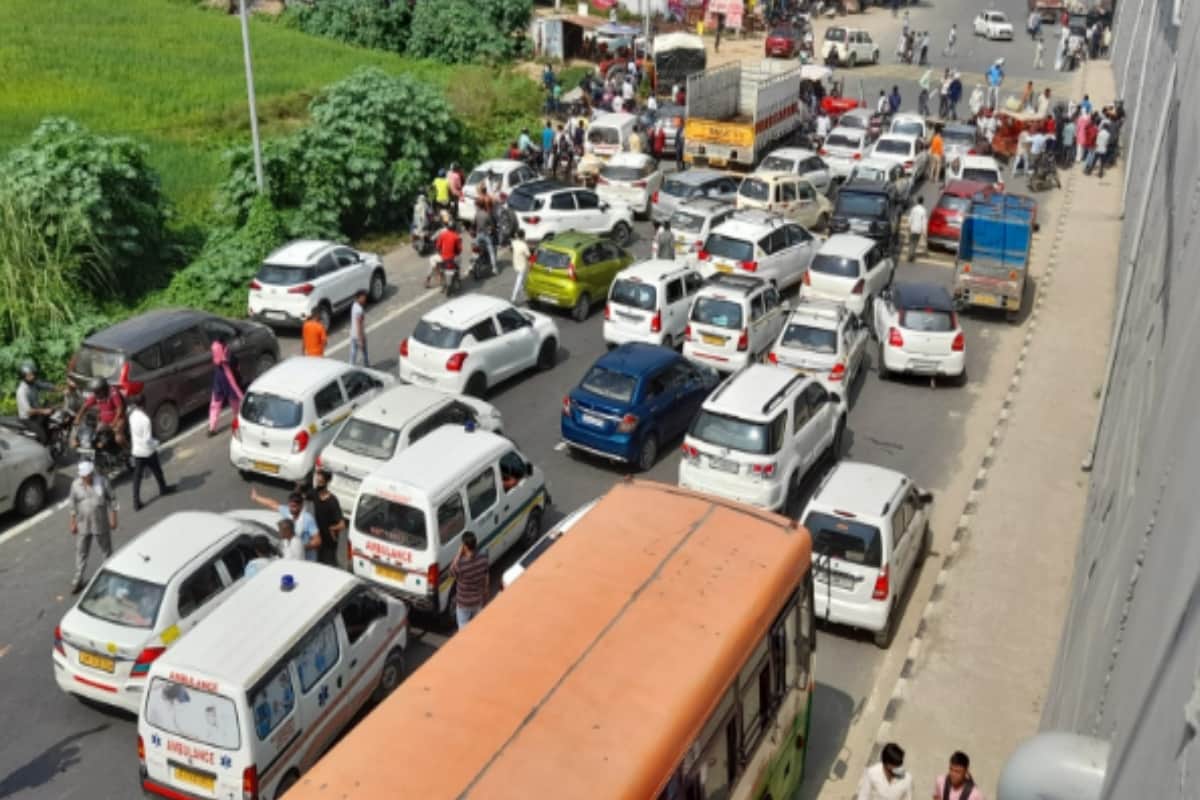 Bharat Bandh effect in western UP, somewhere ineffective, long que of vehicles on delhi meerut highway