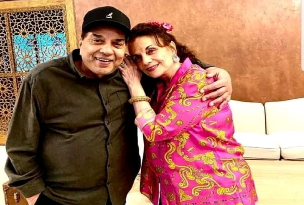Dharmendra and his first wife Prakash Kaur make rare joint appearance in new pic from get-together with Mumtaz