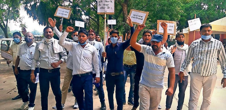 Employees protested against privatization