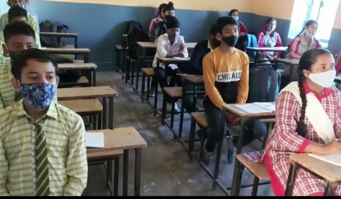 4766 students out ten thousand attends schools on first day in Corona period in Solan distt