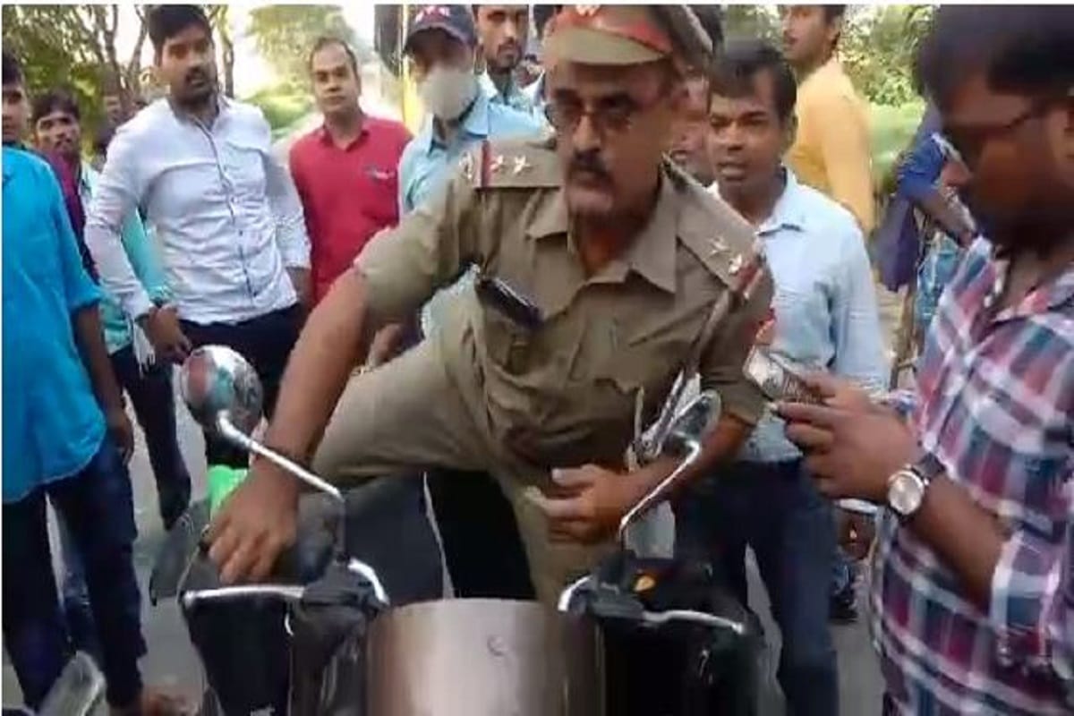 Up police daroga beaten Bus Conductor in azamgarh who riding bike without  helmet and number plate students protested then showed arrogance