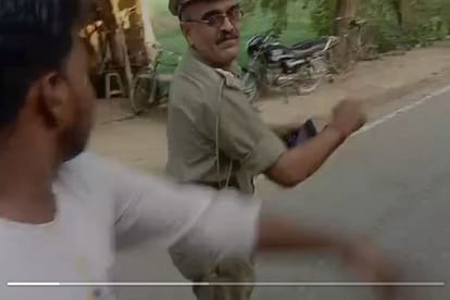 Up police daroga beaten Bus Conductor in azamgarh who riding bike without  helmet and number plate students protested then showed arrogance