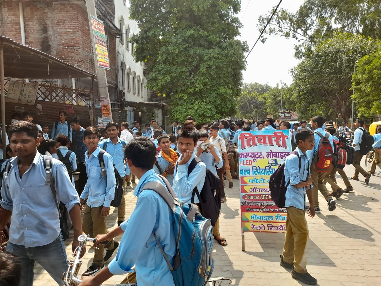 etawah news,Fight between students and youth outside the college