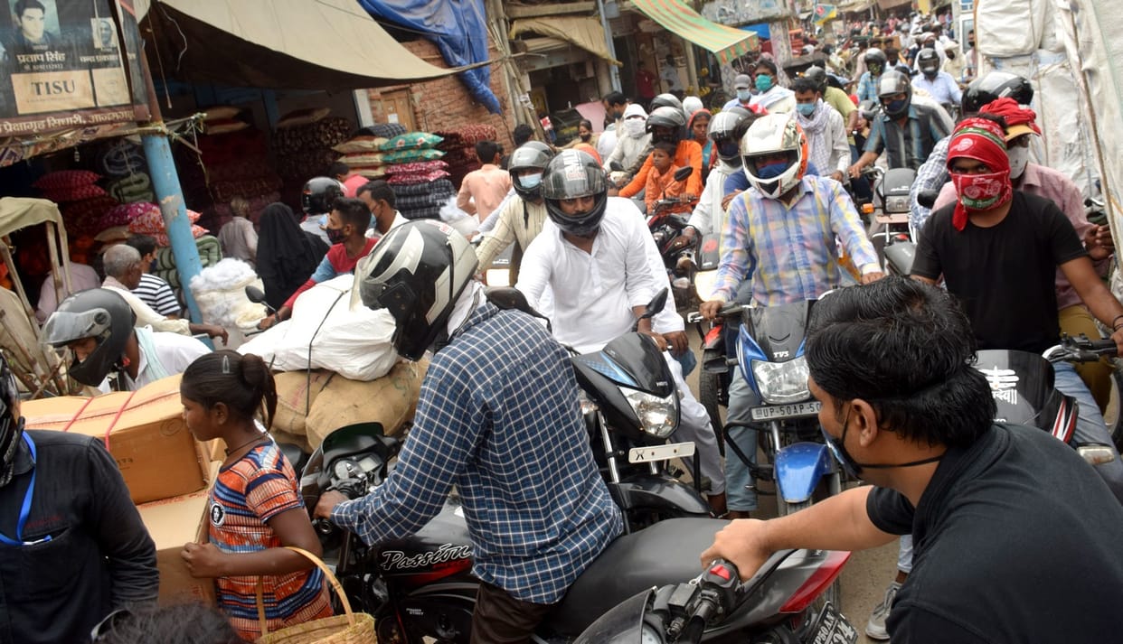 Market on the sidewalk, Parking on the road, Passers-by in breath