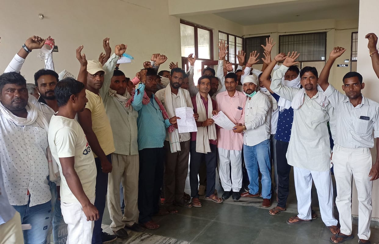 The cleaning workers raised slogans by demonstrating