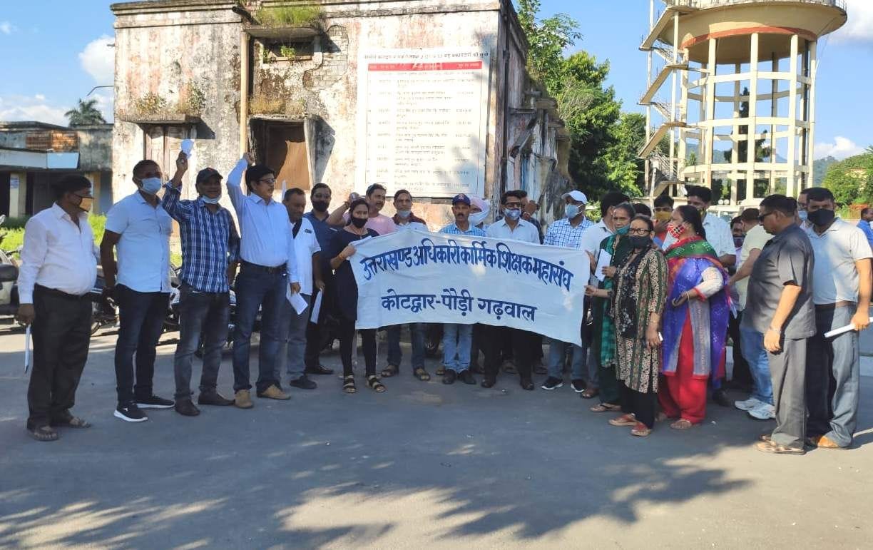 Employees burnt copies of the mandate of the Golden Card