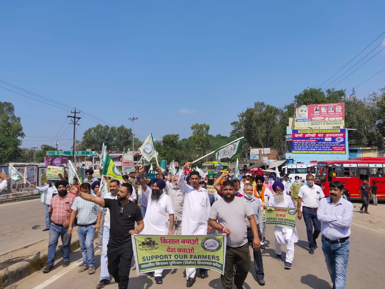 Farmers with congress leaders stages rally aginst three farm laws in Nalagarh bazaar