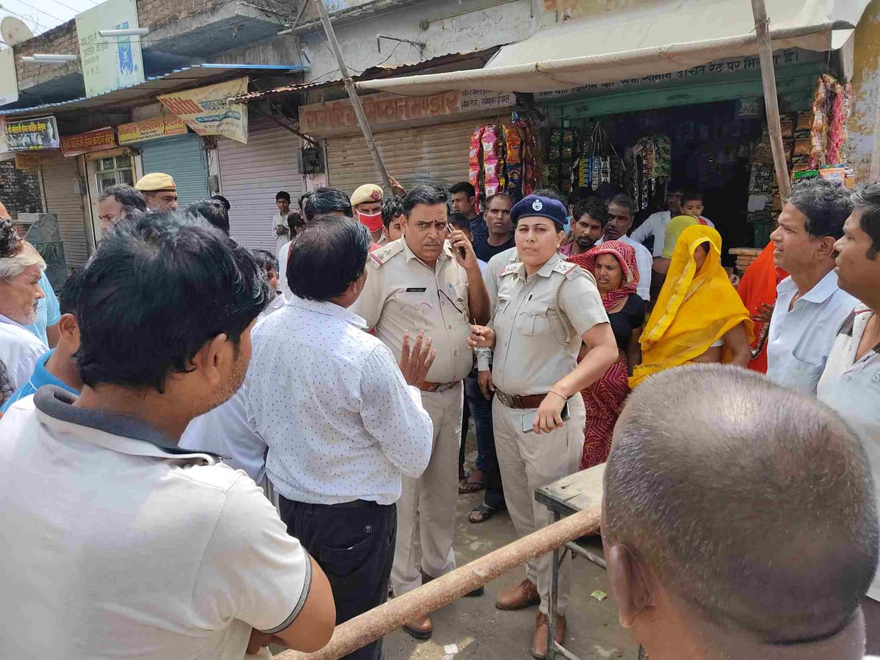 People of Fort Road blocked the road construction work due to non-start