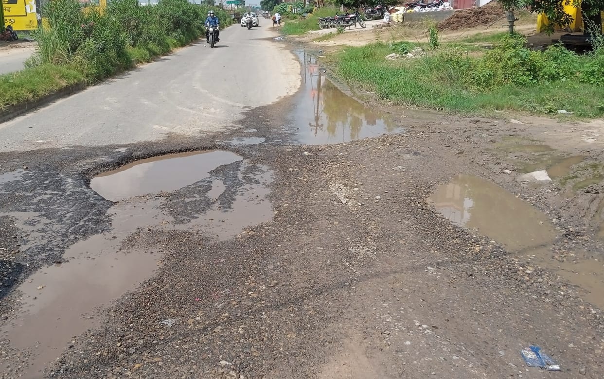The road from Vijay Chowk to Simbhalka bypass was troublesome
