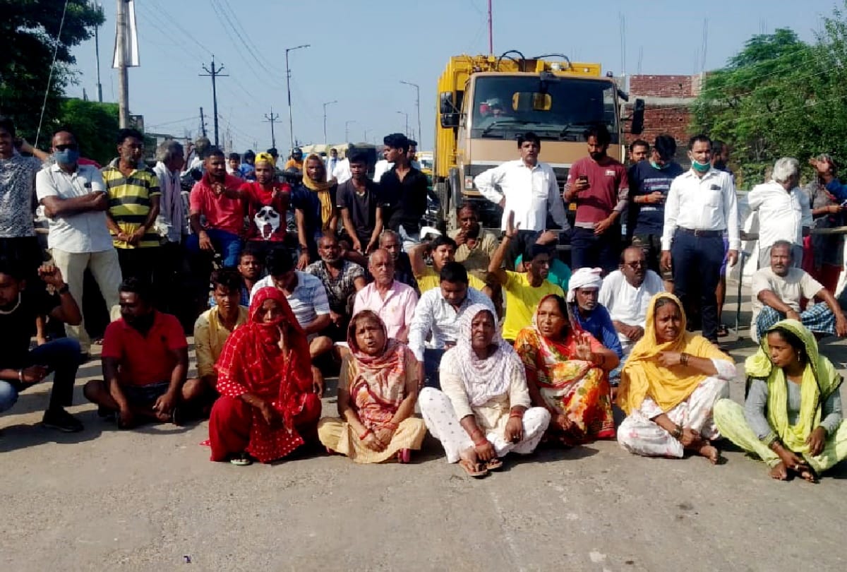 people protested by blocking road due to Troubled by waterlogging in Gorakhpur