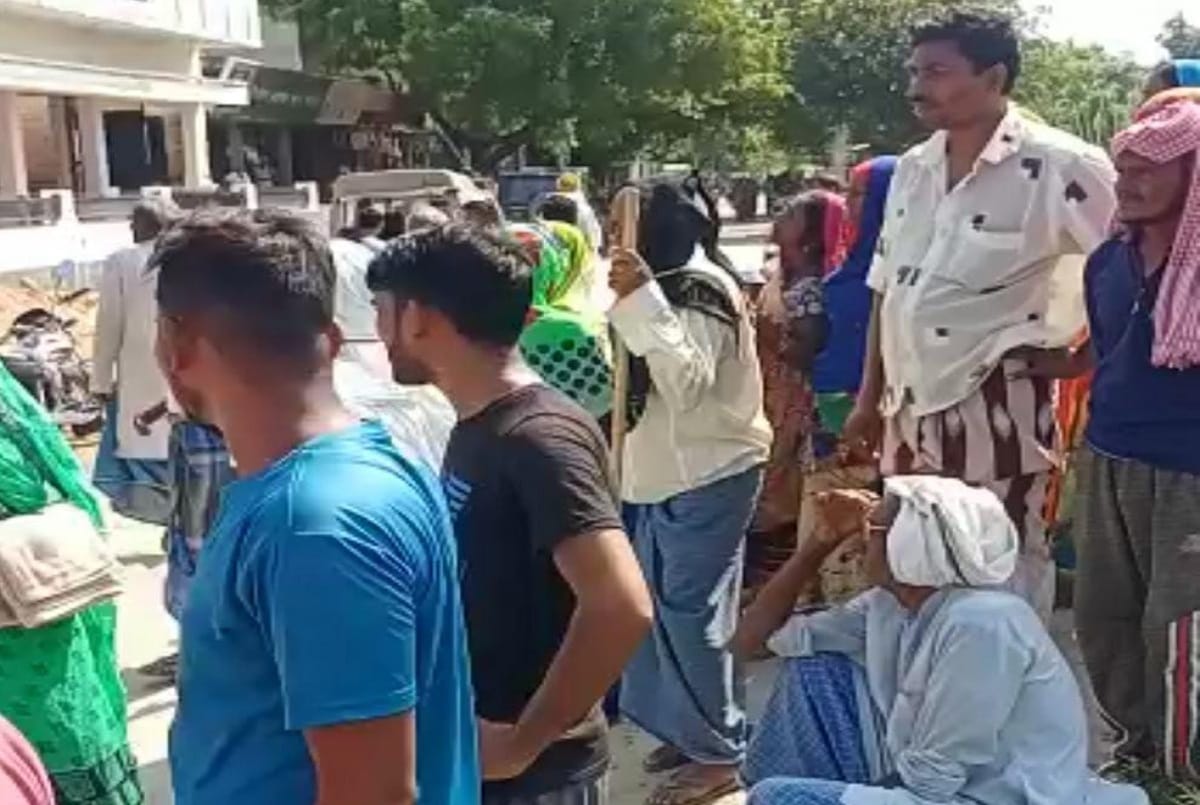 girl student molested in azamgarh who returning from coaching accused pushed her into canal after protest  somehow saved her life