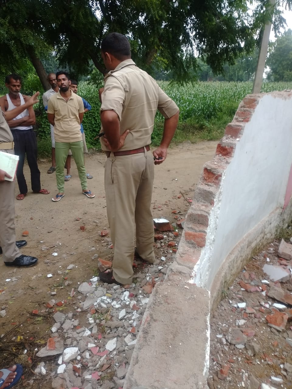 etawah news,Indecency with the headmistress for protesting against breaking the wall of the school
