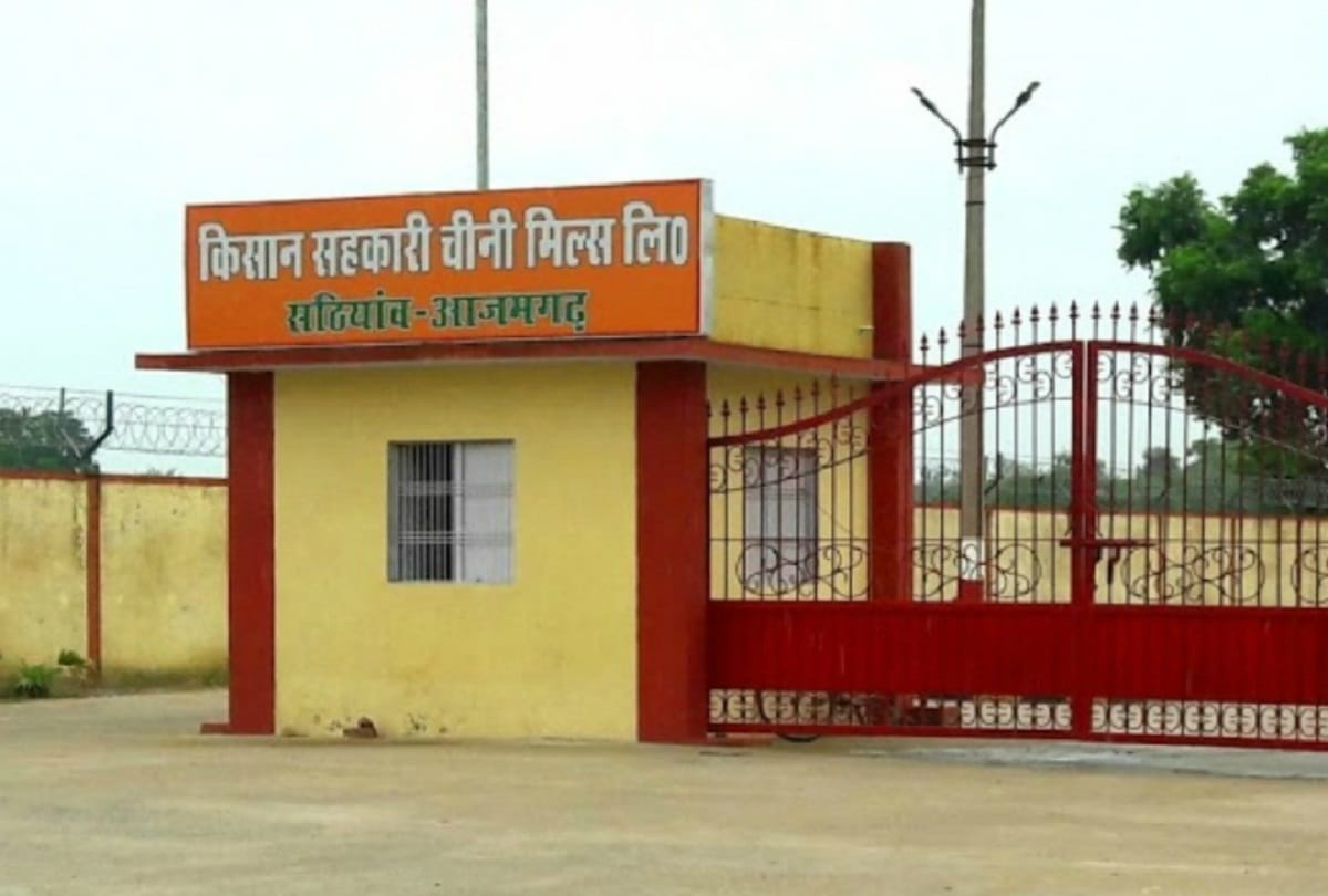 dead body of cook found hanging Sathiaon sugar mill campus azamgarh  uproar among family members