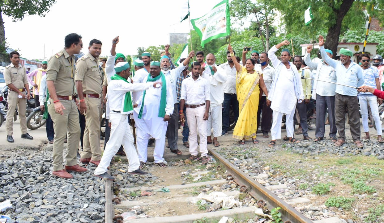 BKU workers demonstrated, blocked the road