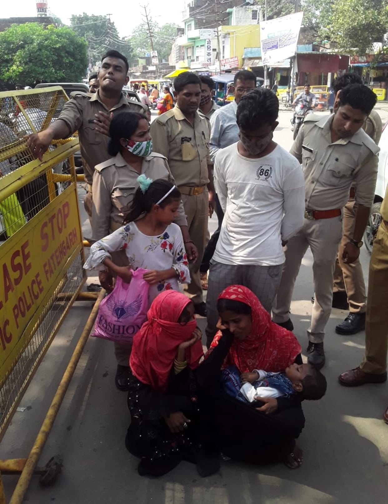 When driven away from the police station, mother and daughter sat on the middle road