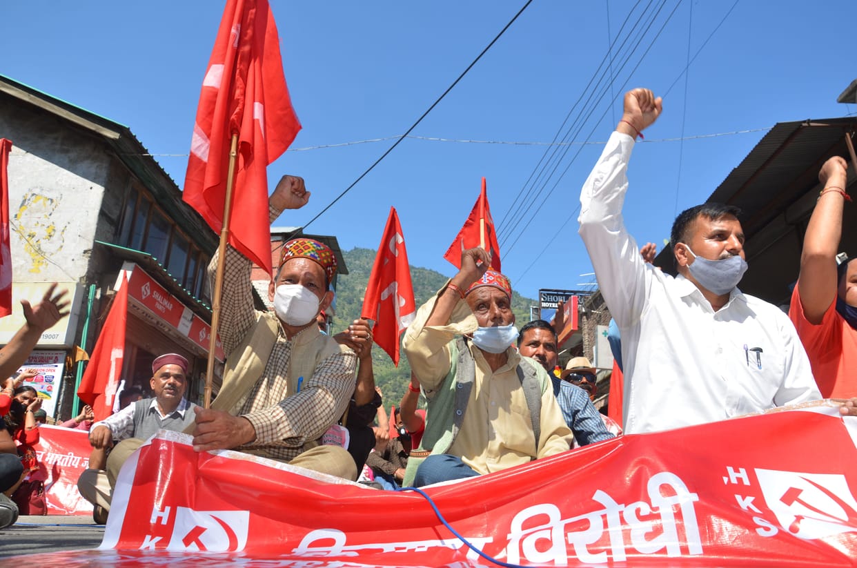 Bharat band partially successful in Kullu farmers unions stage raillies and chakka jam