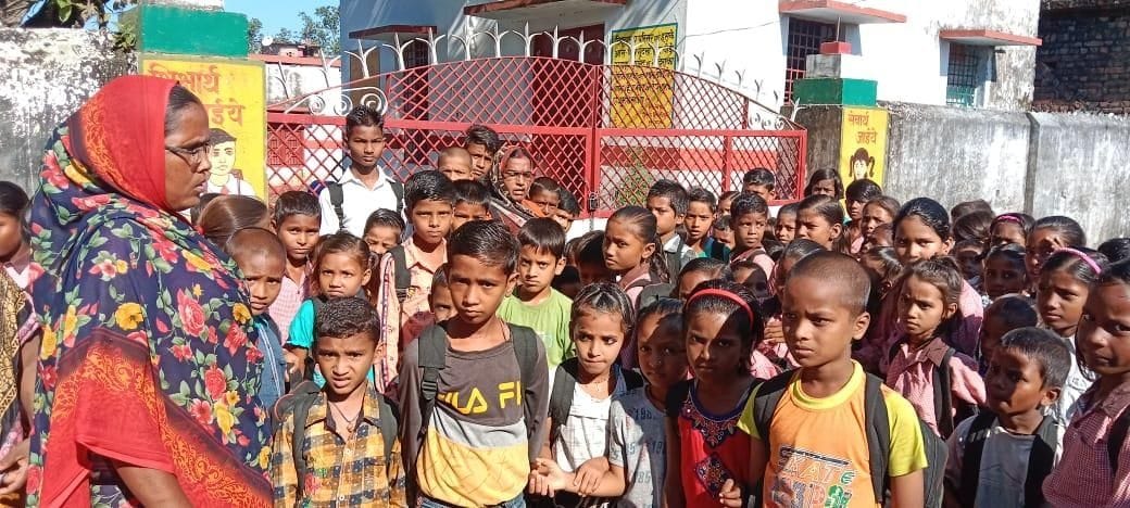 gurujee skool der se pahunche, get par khade rahe bachche