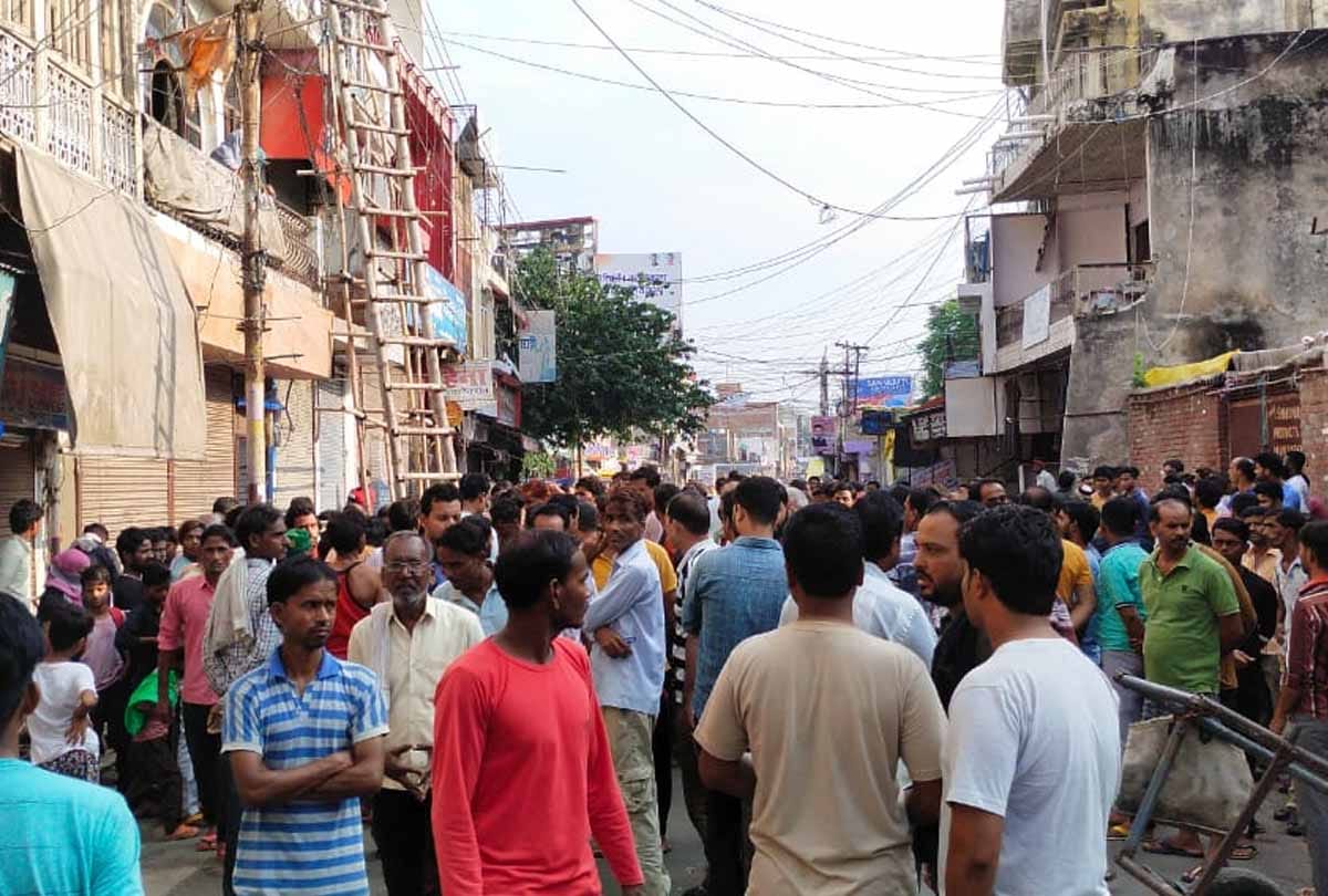 Etawah: line man who climbed on pole to fix electricity died due to electric shock