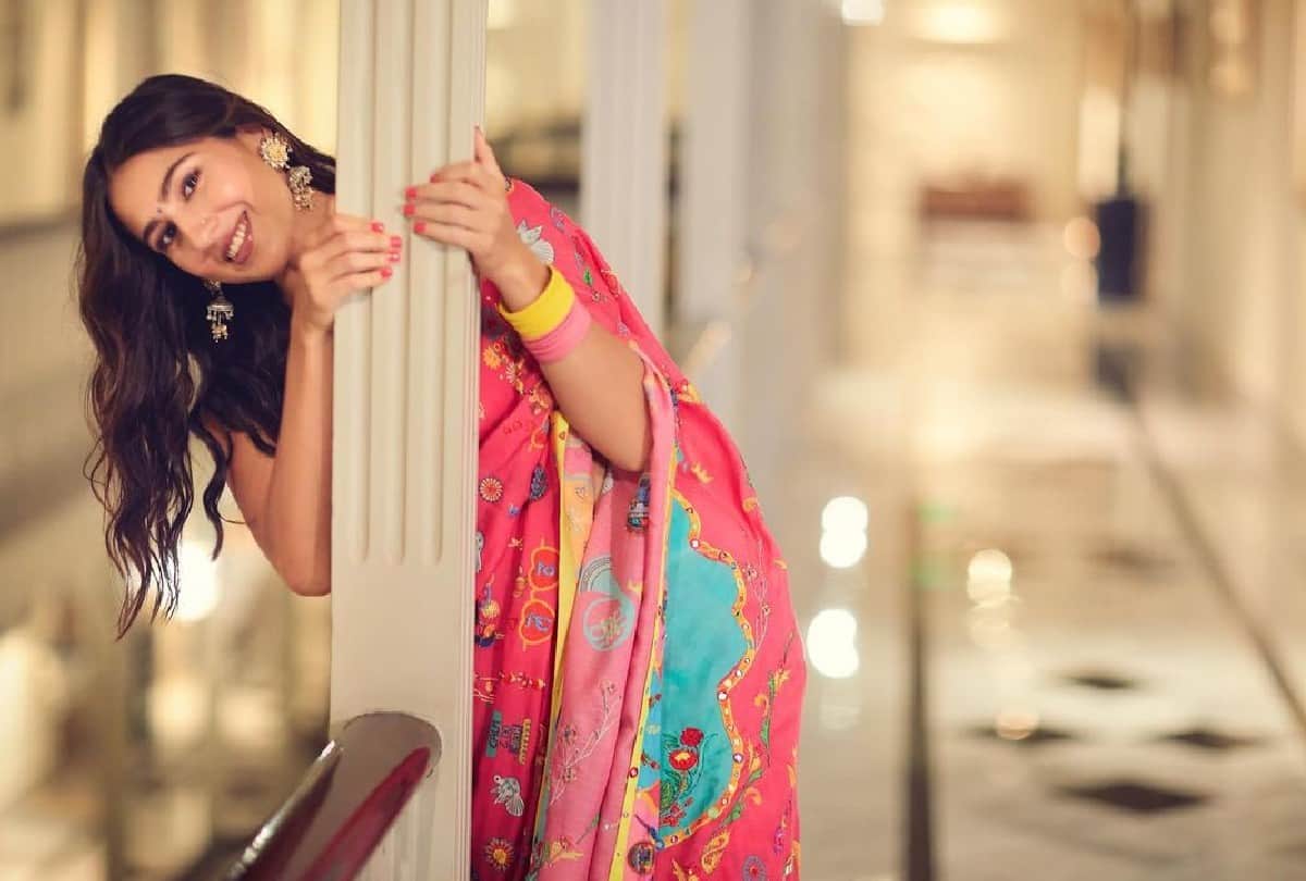sara ali khan wear multi coloured Saree at global Event looks stunning