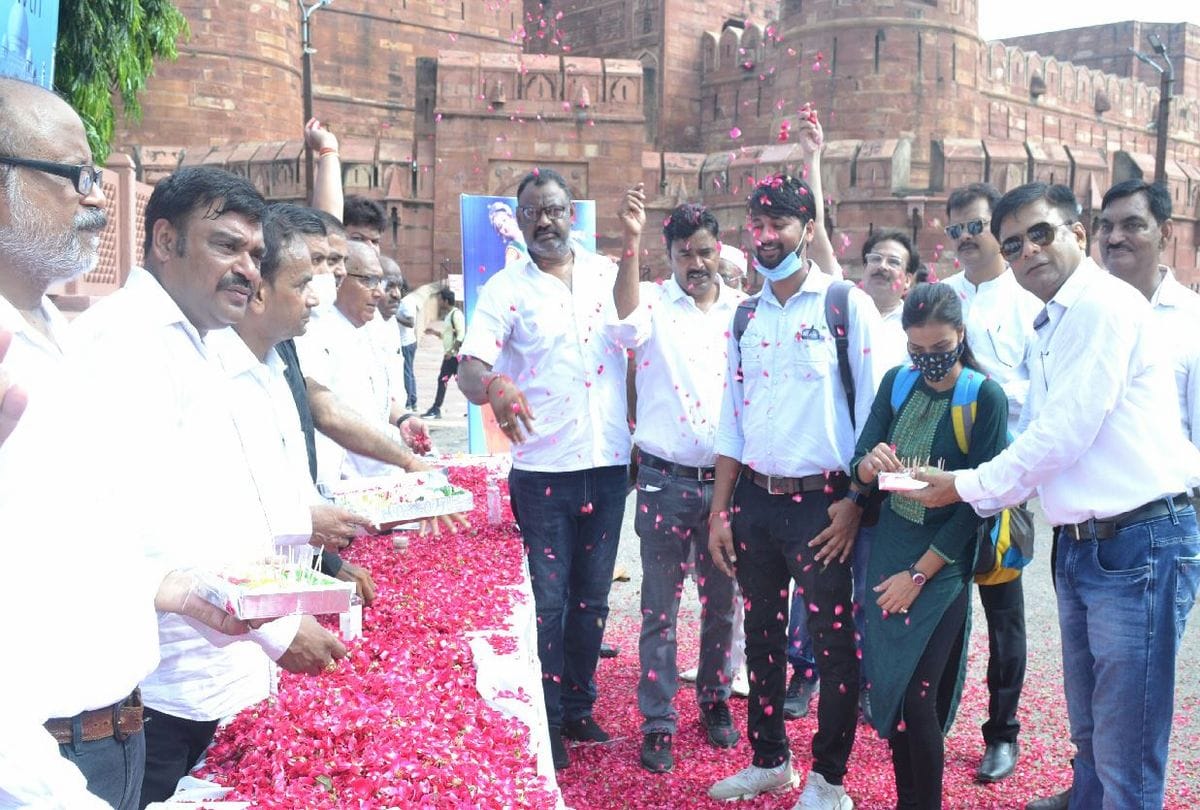 World Tourism Day 2021: Tourist Welcome With Flowers And Petha At Taj Mahal Agra Fort